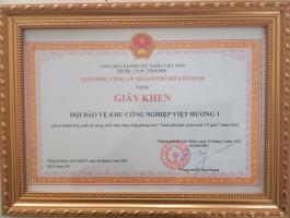 GI&Aacute;M ĐỐC C&Ocirc;NG AN TP.HỒ CH&Iacute; MINH KHEN TẶNG ĐỘI BẢO VỆ TẠI KCN VIỆT HƯƠNGI